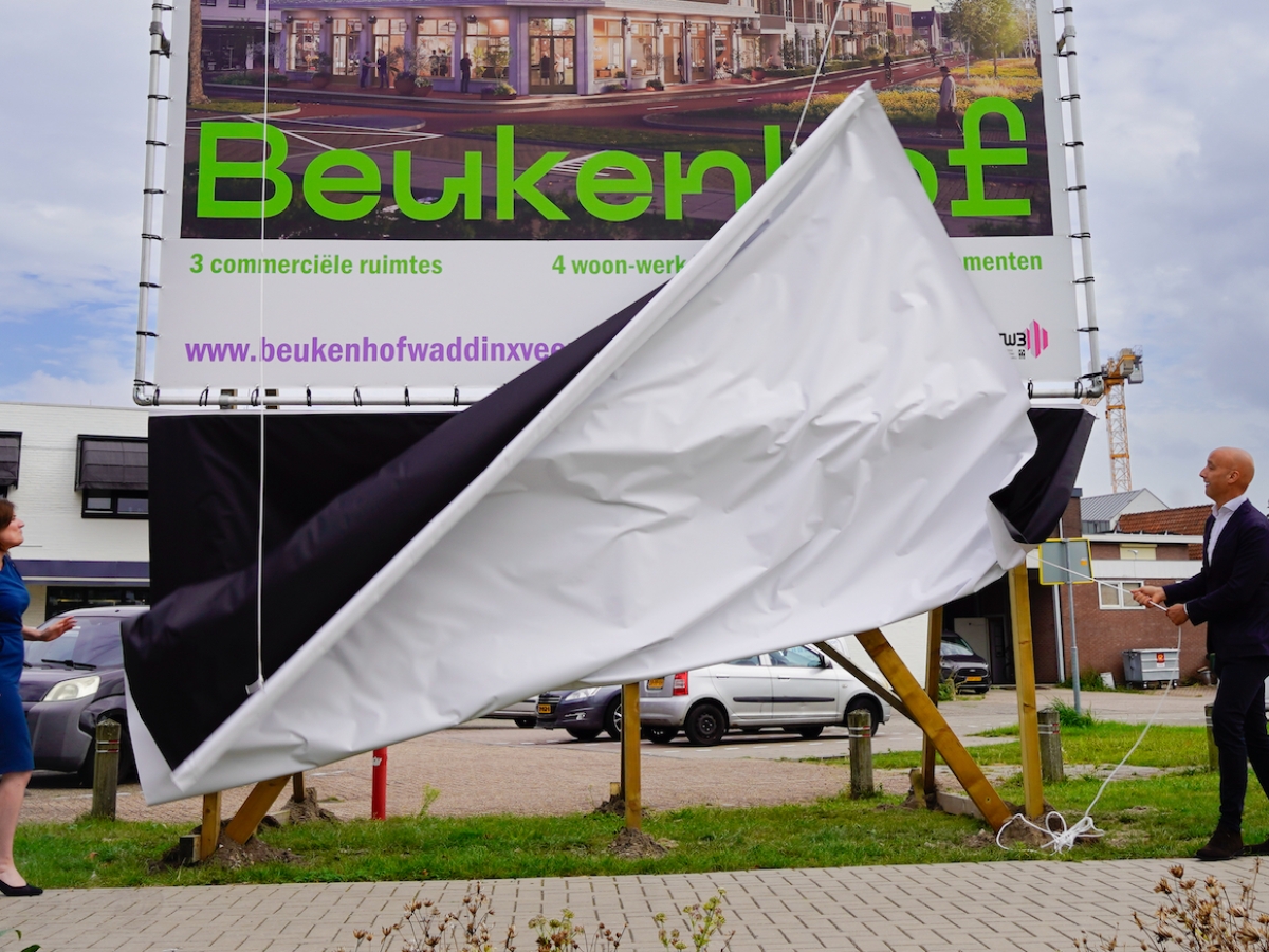 De koopovereenkomst voor appartementen complex De Beukenhof feestelijk ondertekend.