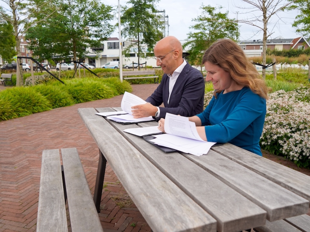 De koopovereenkomst voor appartementen complex De Beukenhof feestelijk ondertekend.