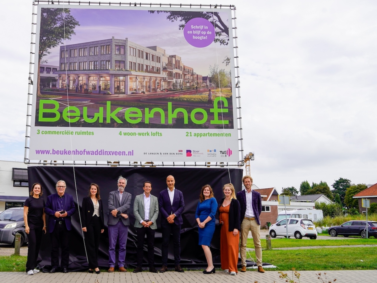 De koopovereenkomst voor appartementen complex De Beukenhof feestelijk ondertekend.